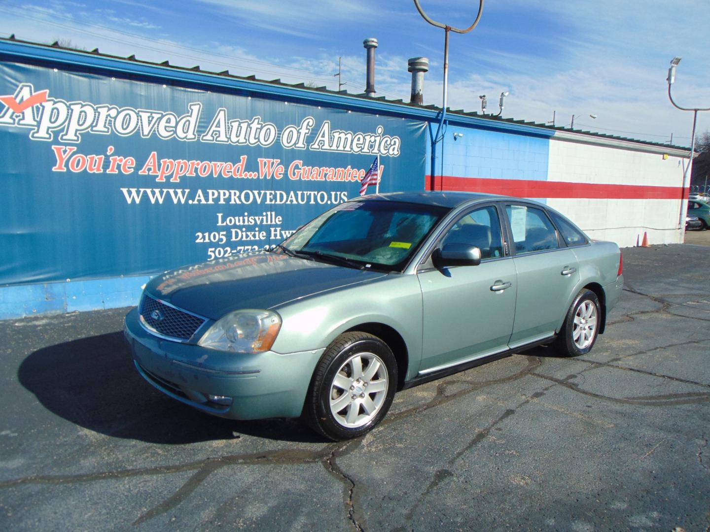 2007 Green Ford Five Hundred (1FAHP24107G) with an V6 3.0 Liter engine, Automatic transmission, located at 2105 Dixie Hwy, Louisville, KY, 40210, (502) 772-3333, 38.220932, -85.795441 - Photo#2